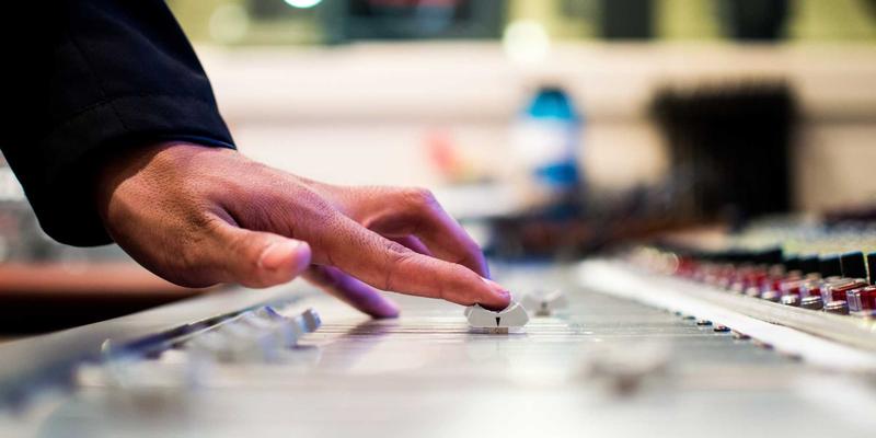 手机游戏市场趋势解析：从超休闲到中重度手游的盈利模式与用户画像